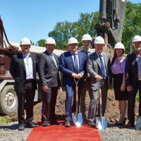 La première pelletée de terre du projet résidentiel de prestige LL sur le Lac, un investissement de près 100 millions à Laval-sur-le-Lac.