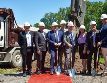 The first sod-turning of the prestigious residential project LL sur le Lac, an investment of nearly 100 million in Laval-sur-le-Lac.