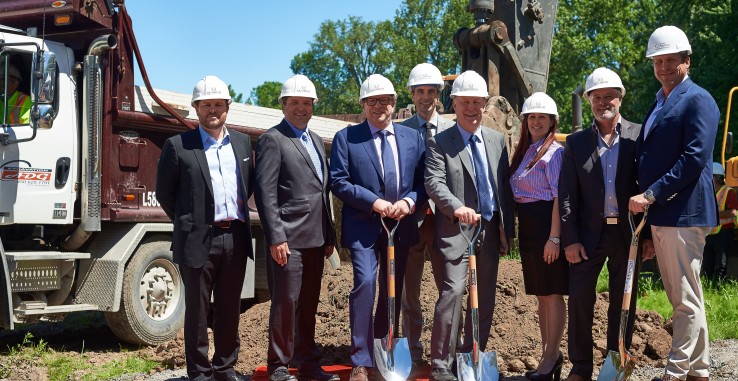 La première pelletée de terre du projet résidentiel de prestige LL sur le Lac, un investissement de près 100 millions à Laval-sur-le-Lac.