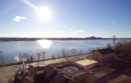 La construction des maisons de ville Val-des-Ruisseaux à Duvernay-Est, Laval en video aérienne.